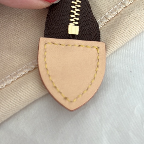 Louis Vuitton Monogram Toiletry 15 - Picture 5 of 12